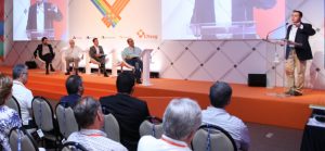  Da esquerda para a direita: o cientista político Fernando Schuler, o economista Gustavo Loyola, o jornalista Dony de Nuccio, o presidente da FenaPrevi, Edson Franco e, no púlpito, o ministro do STF,  Luiz Roberto Barroso