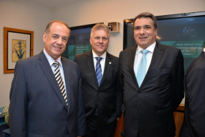 Da esquerda para a direita: os presidentes Mauro César Batista (Sindseg-SP), Joaquim Mendanha (Sincor-GO) e Robert Bittar (Escola Nacional de Seguros). Foto | Rosane Bekierman