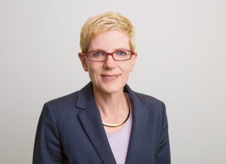 Assumir como CEO das operações da Zurich na AL foi desafiador, conta Claudia Dill