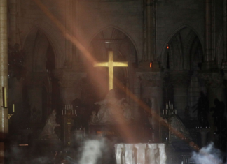Axa detém o seguro de empreiteiros e obras da catedral Notre Dame Notre Dame seguro incendio