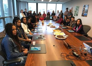 AIG apresenta seguros para um grupo de jovens empreendedores AIG Empresario Sombra