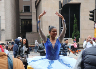 Bailarina que voltou a dançar após amputação da perna se apresenta na Avenida Paulista dpvat