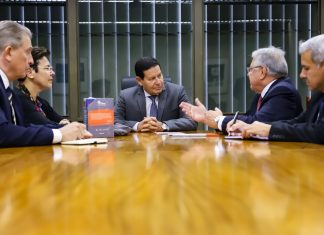 Marcio Coriolano apresenta setor ao vice-presidente da República Hamilton Mourão cnseg Marcio Coriolano Hamiltom mourao
