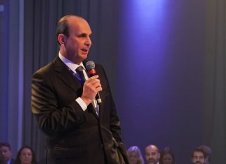 Zurich Seguros debate riscos aderentes a retomada do crescimento do Brasil Edson Franco improve zurich