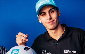 Piloto Gabriel Bortoleto visita Instituto Porto  