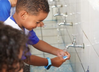 Iniciativa da Zurich Seguros com Instituto BRK leva água tratada para escolas